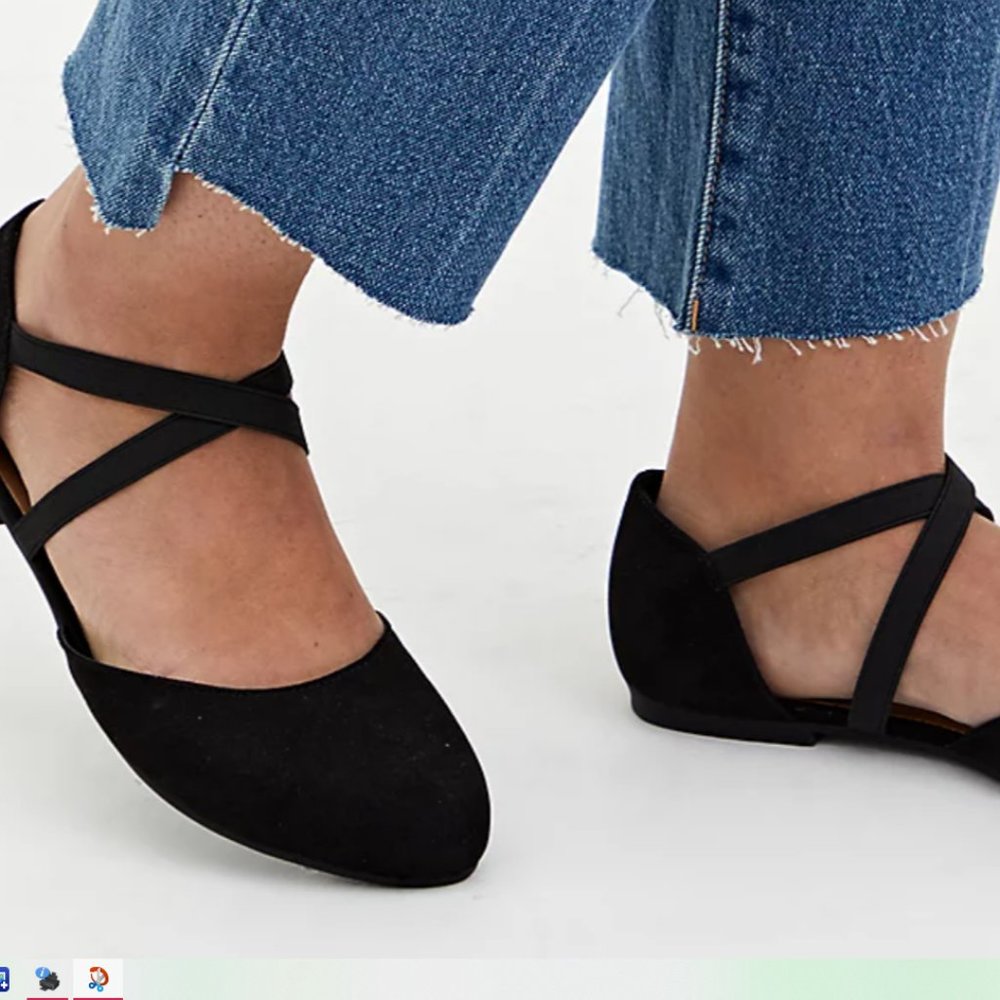NWT Torrid flats with strap
